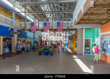 Fischerdorf bietet Waterfront-Restaurants, Boutiquen, ein Resort & Marina am Charlotte Harbor in Punta Gorda, Florida Stockfoto