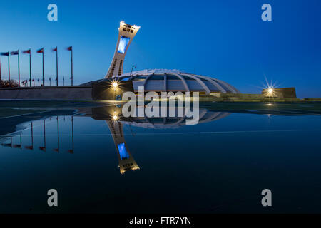 Blaue Stunde am Olympiastadion Stadt Montreal Kanada spiegelt sich in eine Wasser-Flocke. Stockfoto