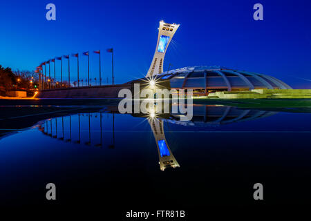 Blaue Stunde am Olympiastadion Stadt Montreal Kanada spiegelt sich in eine Wasser-Flocke. Stockfoto