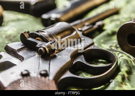 Detail der Vintage generische 9mm Pistole auf Pixel-Tarnung Stockfoto