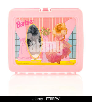 Winneconne, Wisconsin - 29. März 2016: Kunststoff Lunch-Box aus dem Jahr 1980 ist featuring Barbie, eine sehr beliebte Puppe für Mädchen. Stockfoto