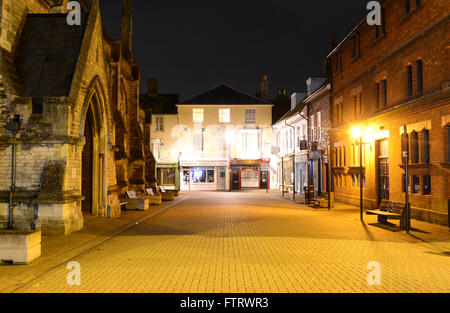 St Thomas Square in Newport auf der Isle Of Wight, von Straßenlaternen beleuchtet. Stockfoto