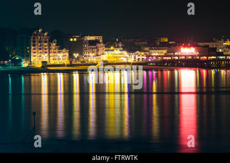 Die Ansicht der Sandown Strandpromenade und Mole auf der Isle Of Wight, UK, von Shanklin auf eine klare noch Nacht gesehen. Stockfoto