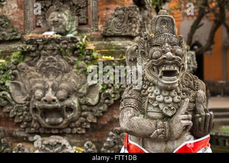 Traditionelle Dämon Statue gemeißelt in Stein auf Bali, Indonesien. Stockfoto