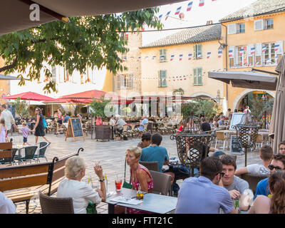Die Menschen genießen Getränke in Cafes auf dem Marktplatz in Valbonne, Frankreich Stockfoto