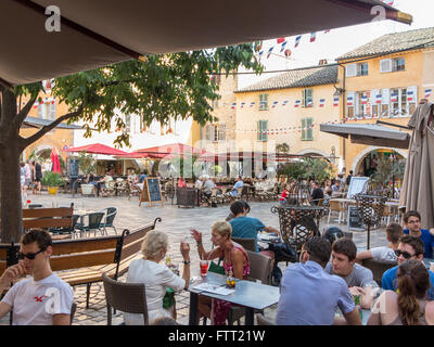 Die Menschen genießen Getränke in Cafes auf dem Marktplatz in Valbonne, Frankreich Stockfoto
