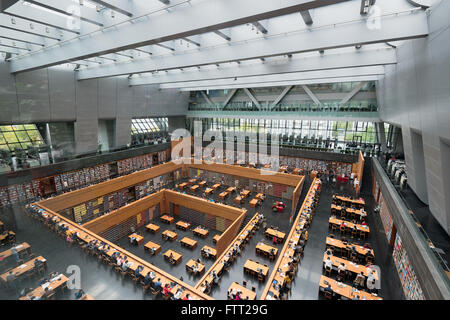 Peking, China - 25. Oktober 2015: Weitwinkelaufnahme des großen Lesesaal der National Library of China. Stockfoto