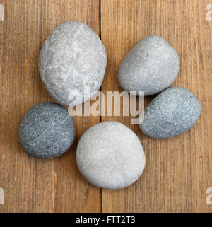 Schuss von Steinen auf hölzernen Hintergrund hautnah Stockfoto