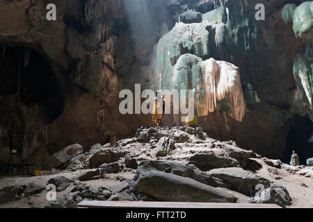 Buddha im Tam Chom Phon Höhle in Ratchaburi, Thailand Stockfoto