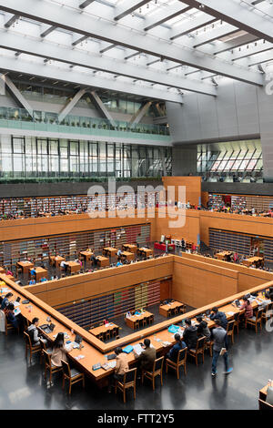 Peking, China - 25. Oktober 2015: Weitwinkelaufnahme des großen Lesesaal der National Library of China. Stockfoto