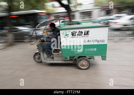 Peking, China - 25. Oktober 2015: Lokale Kurierdienst in Peking, Lieferung von waren mit einem Elektrofahrzeug Stockfoto
