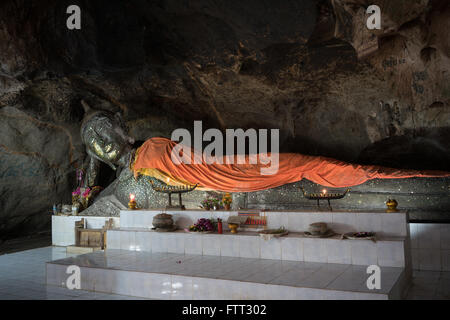 Buddha im Tam Chom Phon Höhle in Ratchaburi, Thailand Stockfoto