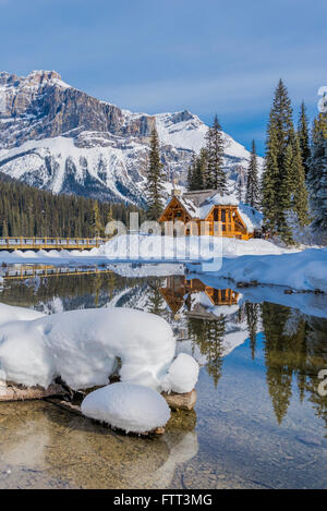 Restaurant der Emerald Lake Lodge Komplex, spiegelt sich in Steckdose Strom am Emerald Lake, Winter. Yoho-Nationalpark, britische Columb Stockfoto