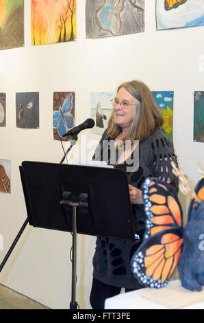 Dichter Susan Musgrave spricht bei Wilderness Commitee, Wild@Art Galerie Rezeption mit Kindes Kunst, Poesie und Tanz. Elliot Stockfoto