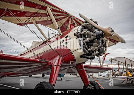 Redding, Kalifornien, USA - 28. September 2014: ein Hochleistungs-Stunt-Doppeldecker und den Motor auf der Redding Air Show. Stockfoto