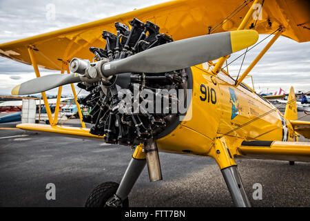 Redding, Kalifornien, USA - 28. September 2014: ein Hochleistungs-Stunt-Doppeldecker und den Motor auf der Redding Air Show. Stockfoto