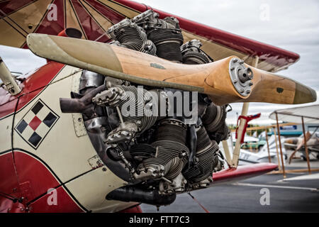 Redding, Kalifornien, USA - 28. September 2014: ein Hochleistungs-Stunt-Doppeldecker und den Motor auf der Redding Air Show. Stockfoto