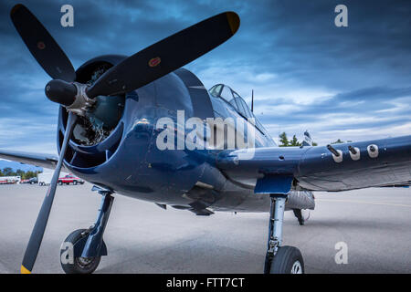 Redding, Kalifornien, USA - A wiederhergestellt WWII Ära F4U Corsair Jagdflugzeug der Commemorative Air Force bei Redding Air Show. Stockfoto