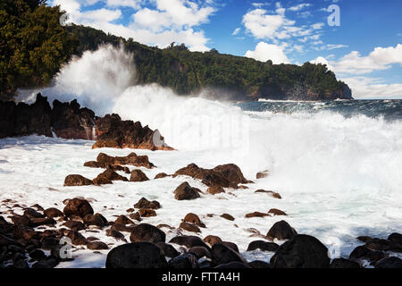 Riesenwellen und schweren Brandung Pfund die Lava-Küste am Laupahoehoe Punkt auf der Big Island von Hawaii. Stockfoto