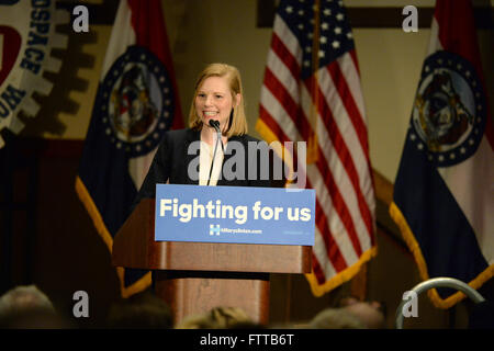 Bridgeton, MO, USA – 8. März 2016: Missouri Auditor Nicole Galloway spricht Fans von Hillary Clinton. Stockfoto