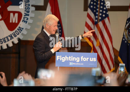 Bridgeton, MO, USA – 8. März 2016: Der ehemalige Präsident Bill Clinton spricht an die Fans von Hillary Clinton. Stockfoto