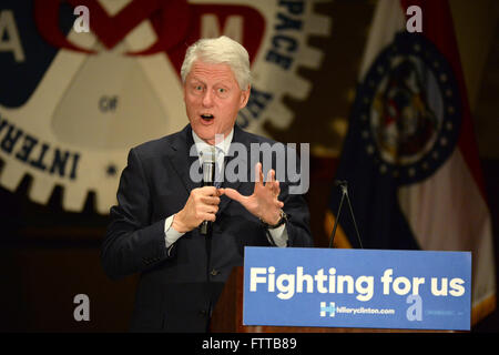 Bridgeton, MO, USA – 8. März 2016: Der ehemalige Präsident Bill Clinton spricht an die Fans von Hillary Clinton. Stockfoto