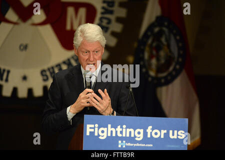 Bridgeton, MO, USA – 8. März 2016: Der ehemalige Präsident Bill Clinton spricht an die Fans von Hillary Clinton. Stockfoto