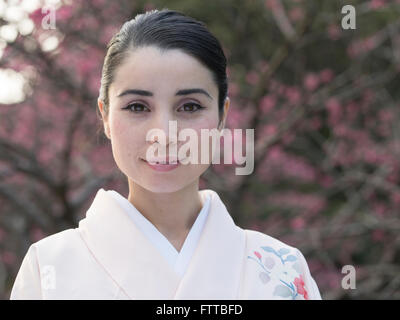 Junge (asiatische / Caucasian) Japanerin Kimono mit Kirschblüten. Stockfoto