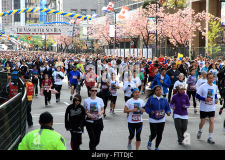 VANCOUVER, Kanada - 21. April 2013-die Teilnehmer des Arbeitskreises lila beginnen ihre Zeit in der Vancouver Sun Run in Vanco 2013 Stockfoto