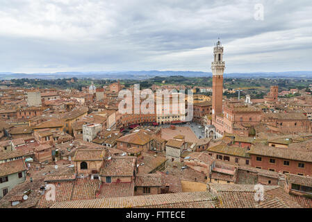 Torre del Mangia und Piazza del Campo.die Turm gehörte zu den höchsten Turm im mittelalterlichen Italien, befindet sich auf der Piazza del Campo Stockfoto