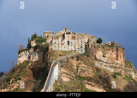 Civita di Bagnoregio, es ist eine kleine Stadt in der Provinz Viterbo in Italien. Die Stadt ist berühmt wegen seiner Lage auf einer Hochebene Stockfoto