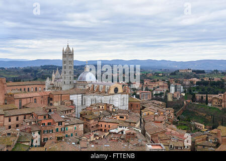 Dom von Siena (Duomo di Siena), eine mittelalterliche Kirche in Siena, Italien. Blick vom Campanile (Turm) del Mangia. Stockfoto