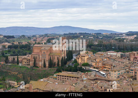 Basilica di San Domenico (Basilica Cateriniana), eine Basilika in Siena, Toskana, Italien. Blick vom Campanile del Mangia. Stockfoto