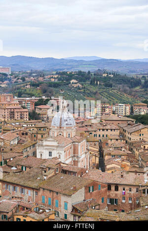 Insigne Collegiata di Santa Maria in Provenzano in Siena, Italien. Blick vom Campanile del Mangia. Stockfoto