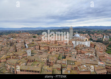 Dom von Siena (Duomo di Siena), eine mittelalterliche Kirche in Siena, Italien. Blick vom Campanile (Turm) del Mangia. Stockfoto