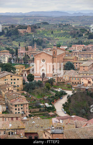 Basilika San Francesco, eine Basilika in Siena, Italien. Blick vom Campanile del Mangia. Stockfoto