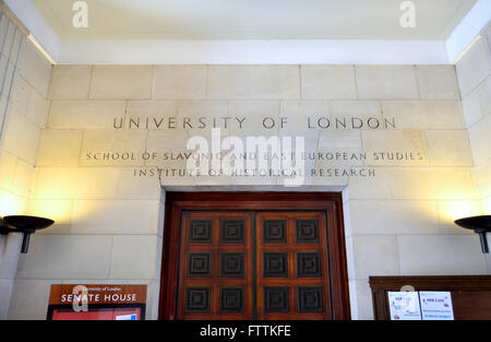 London, England, Vereinigtes Königreich. Senat-Haus und Bibliothek, Universität von London, Bloomsbury. Eingang im Erdgeschoss. Schule der slawischen und E Stockfoto