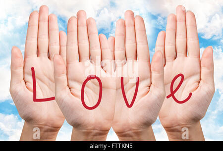 Liebe Schreiben an Händen Stockfoto