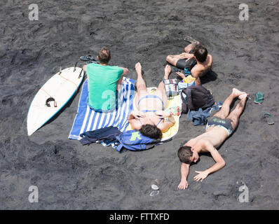 Surfen am Vulkanstrand Familie entspannen. Stockfoto