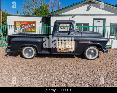 Pickup-Truck für Shady Dell Trailer Park, Bisbee, AZ geparkt in der Hauptniederlassung. Stockfoto