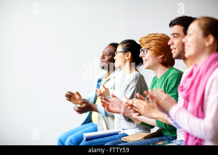 Studenten Händeklatschen Stockfoto