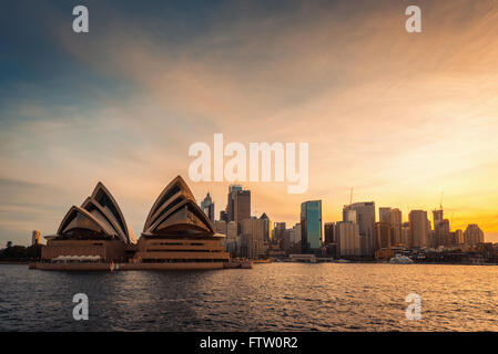 Sydney, Australien - 11. November 2015: Opernhaus Sydney City Bihind bei Sonnenuntergang. Blick von der Fähre. Straffende Farbeffekte Stockfoto