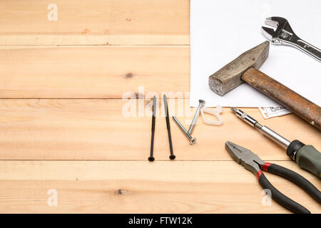 Satz von verschiedenen Tools für die Reparatur und Bau: Hammer, Schraubendreher, Schrauben, Zähler, Schraubenschlüssel, Hand-Werkzeug Stockfoto