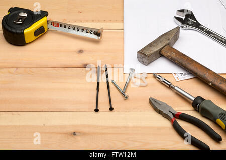 Satz von verschiedenen Tools für die Reparatur und Bau: Hammer, Schraubendreher, Schrauben, Zähler, Schraubenschlüssel, Hand-Werkzeug Stockfoto