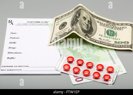 Leere Rezept, Blister Pack rote Pillen und 100 Banknoten Stockfoto