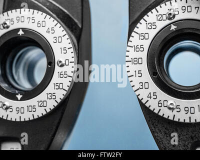 Detail von einem Phoropter in Auge Arztpraxis zu fotografieren. Die Zifferblätter auf der Phoropter sind in enger Zusammenarbeit mit flachen Fokus gesehen. Stockfoto