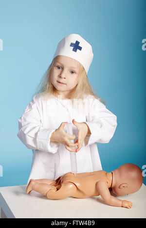 kleine Mädchen spielen Krankenschwester Stockfoto