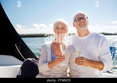 Älteres Paar mit Brille auf Segelboot oder yacht Stockfoto