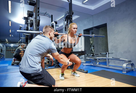 Mann und Frau mit bar Muskeln im Fitness-Studio Stockfoto