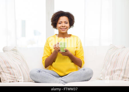 glückliche afroamerikanische Frau aus Teetasse trinken Stockfoto